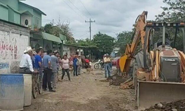 ¡No se van a llevar el agua! Habitantes de Melchor Ocampo retiran tubería de CAEV