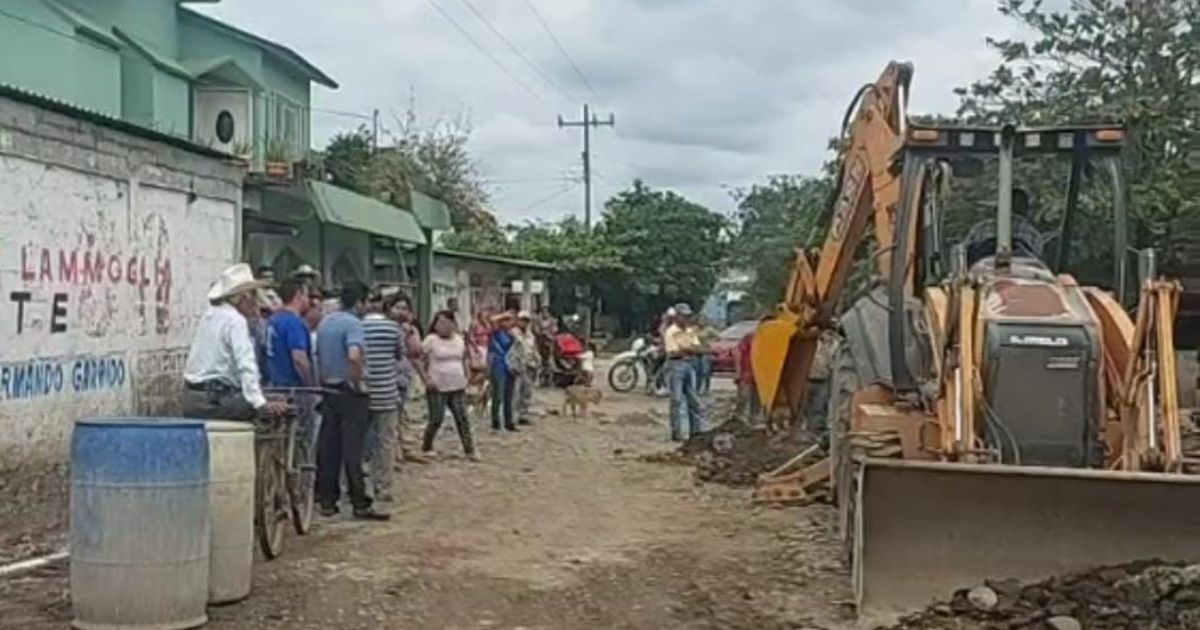 ¡No se van a llevar el agua! Habitantes de Melchor Ocampo retiran tubería de CAEV