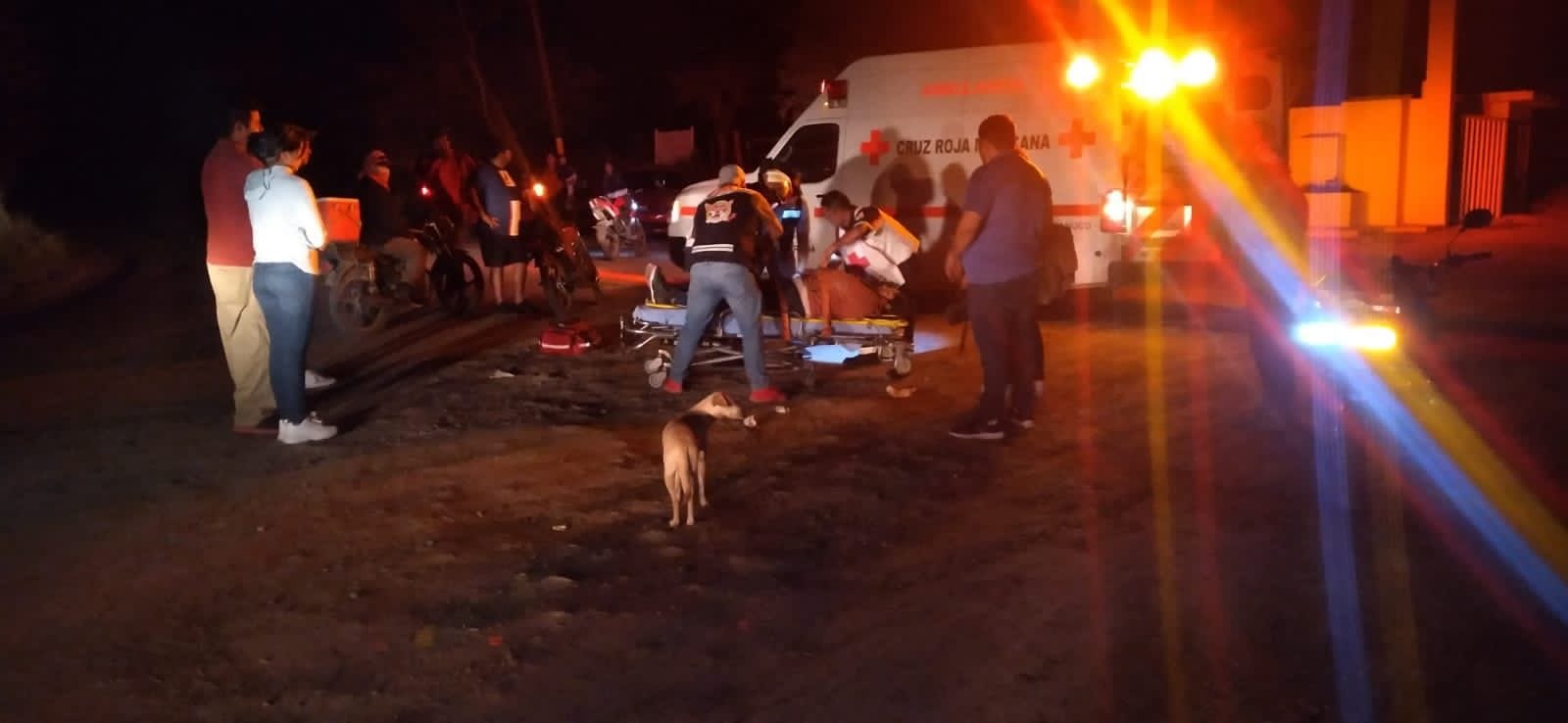 Mujer derrapa su motocicleta en Pánuco