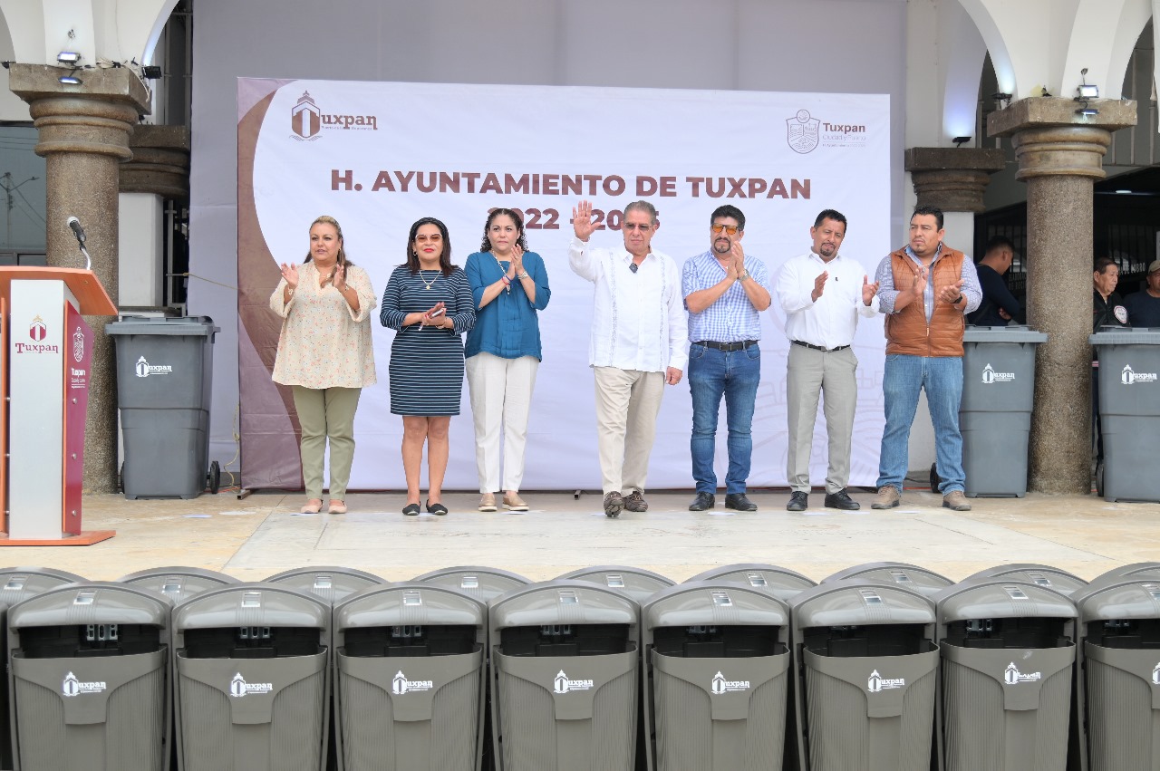 Entrega gobierno de Tuxpan contenedores de residuos que facilitarán la recolección de basura