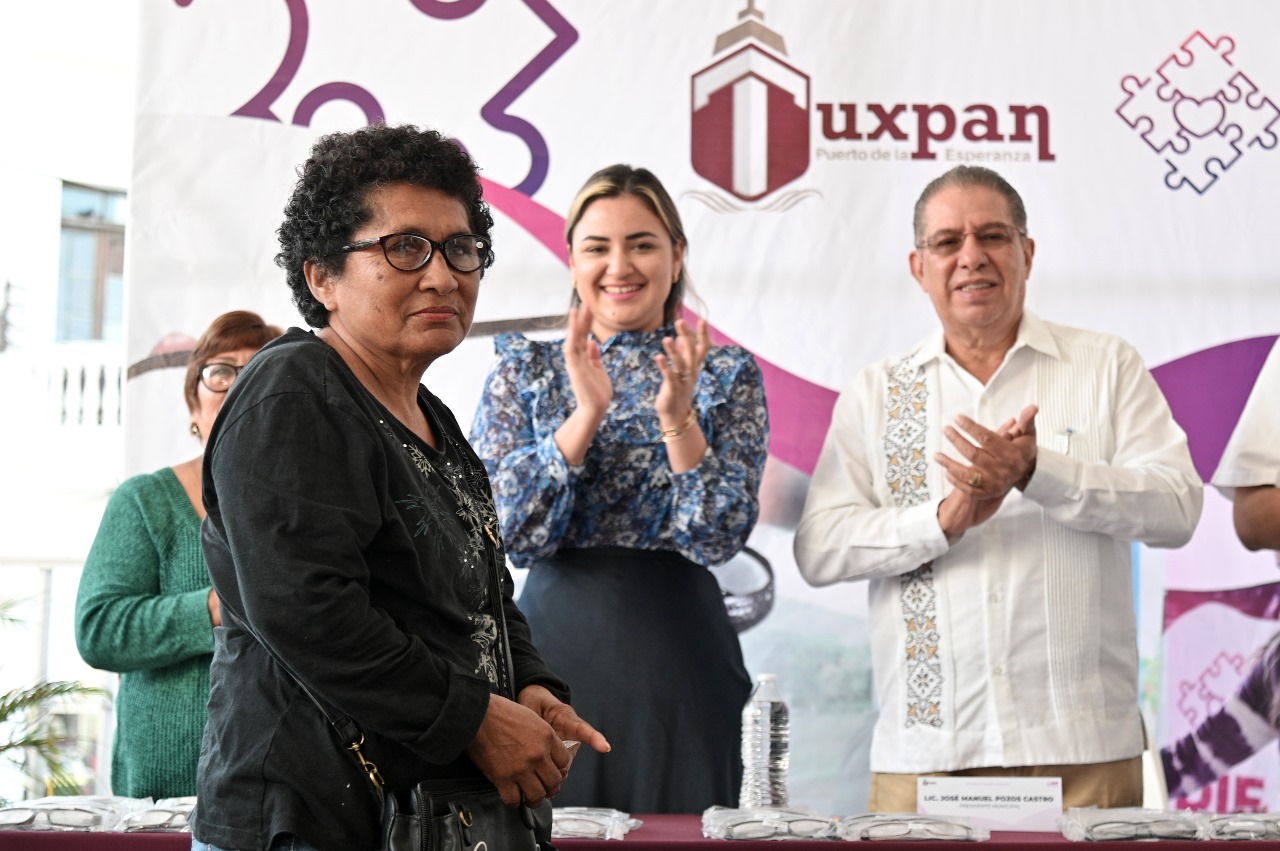 Gobierno de Tuxpan y DIF Municipal entregan en forma gratuita lentes graduados que mejorarán la calidad de vida de la población beneficiada