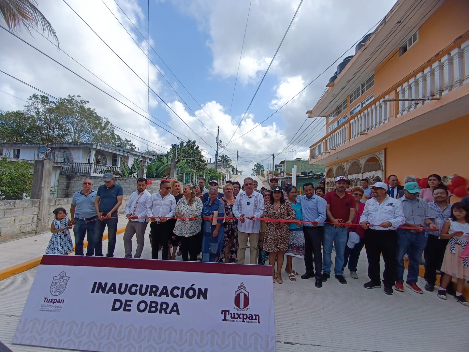 Tuxpan: Continúa la urbanización de la colonia Loma Linda, con la pavimentación de la calle Amanda Miguel