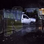 Camioneta queda atascada en calle en reparación por falta de señalización en Álamo, Veracruz