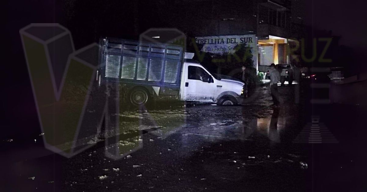 Camioneta queda atascada en calle en reparación por falta de señalización en Álamo, Veracruz