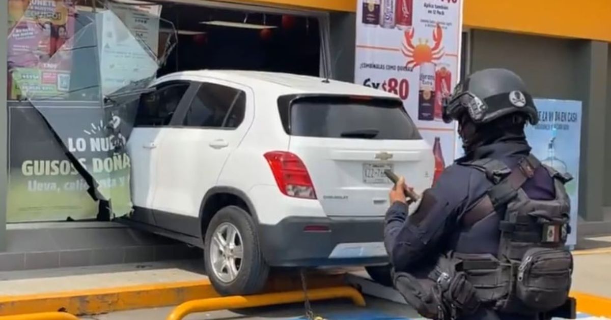 Adulto mayor pisa el “acelerador” y termina incrustada en una tienda OXXO