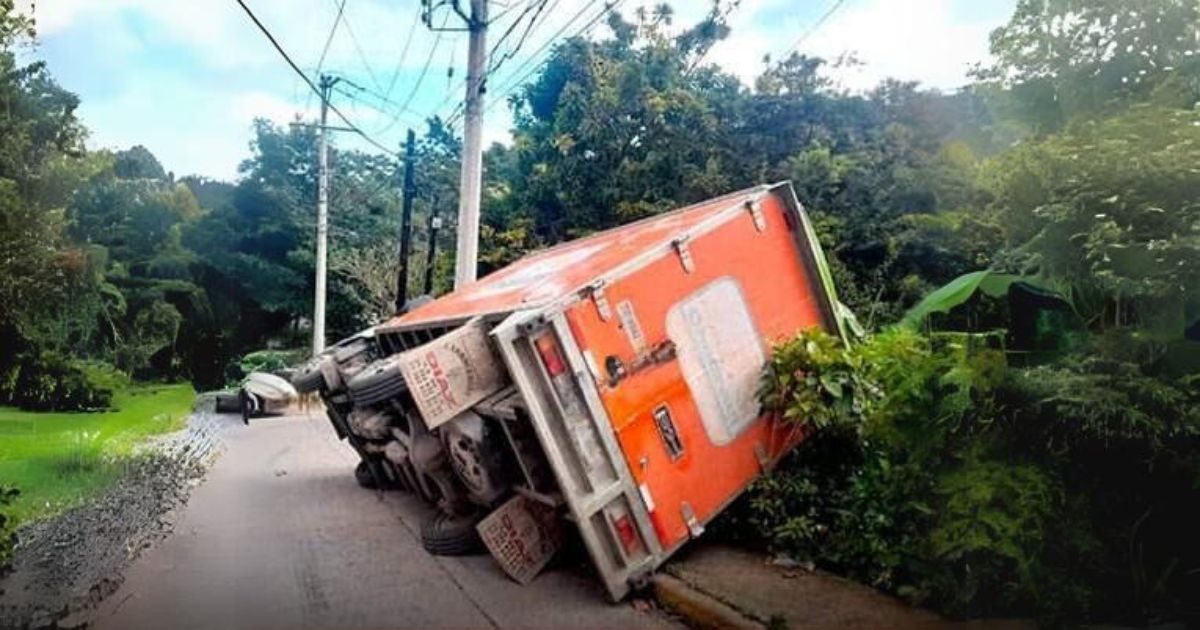 Se voltea camión de carga en Papantla