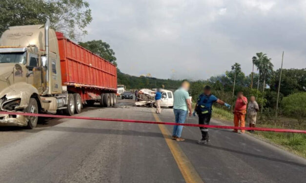 Álamo: Aparatoso choque camioneta-tráiler deja una persona fallecida y un lesionado