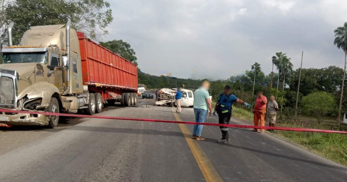 Álamo: Aparatoso choque camioneta-tráiler deja una persona fallecida y un lesionado