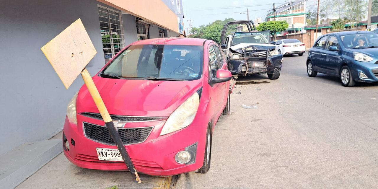 Poza Rica: Patrulla choca contra un automóvil estacionado