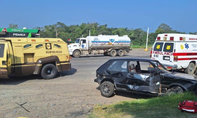 Choca camioneta de Cometra contra automóvil particular en Potrero del Llano