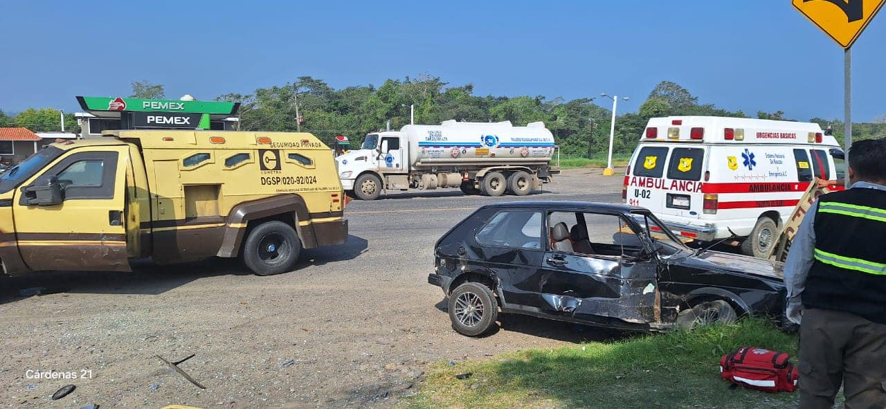 Choca camioneta de Cometra contra automóvil particular en Potrero del Llano