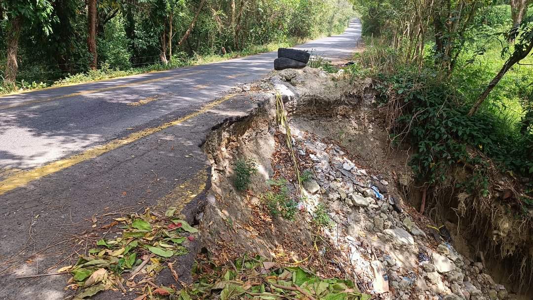 En decadencia la carretera estatal de la sierra de Otontepec