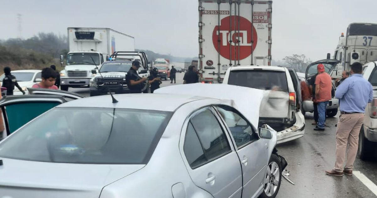 Carambola en la Tuxpan- Tampico: Tres vehículos y un tráiler implicados