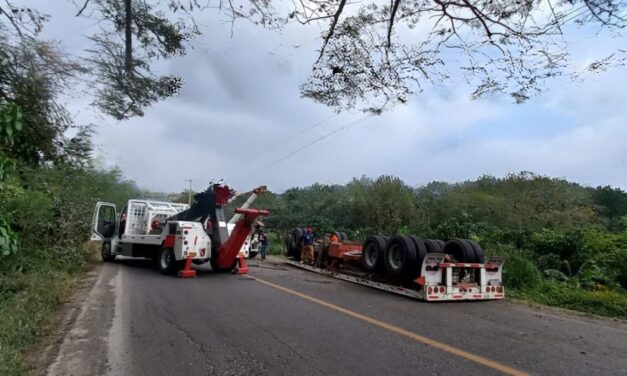 Remolque se desprende y vuelca sobre la Tuxpan-Tampico