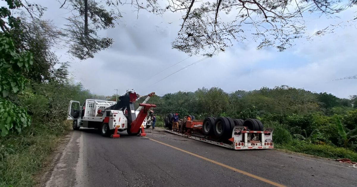 Remolque se desprende y vuelca sobre la Tuxpan-Tampico