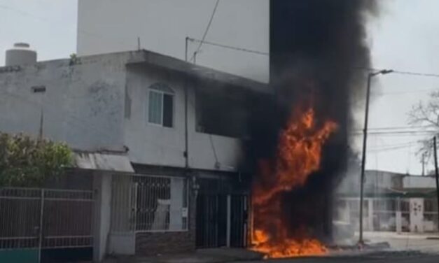Incendio consume refaccionaria automotriz en Poza Rica