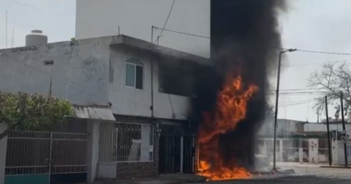 Incendio consume refaccionaria automotriz en Poza Rica