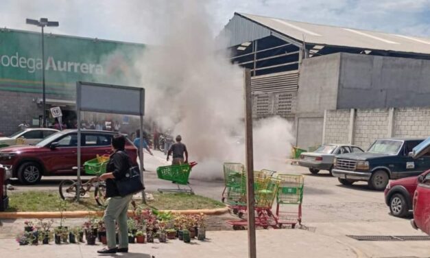 Arde el estacionamiento de Aurrera en Pánuco: Motoneta se quema