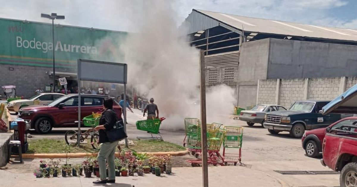 Arde el estacionamiento de Aurrera en Pánuco: Motoneta se quema