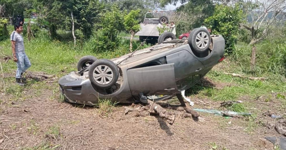 Volcadura sobre la  Naranjos – Chontla: No vio el “bache”