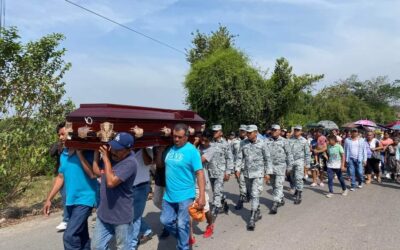 Despiden con honores a joven papanteco fallecido en un atentado en Acapulco