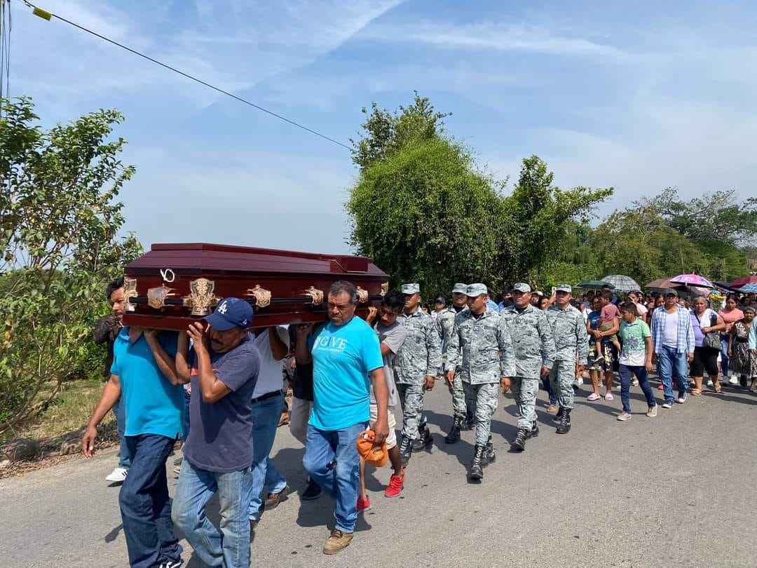 Despiden con honores a joven papanteco fallecido en un atentado en Acapulco