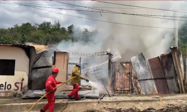 ¡Otro incendio!: Fuego consume vivienda en  Poza Rica