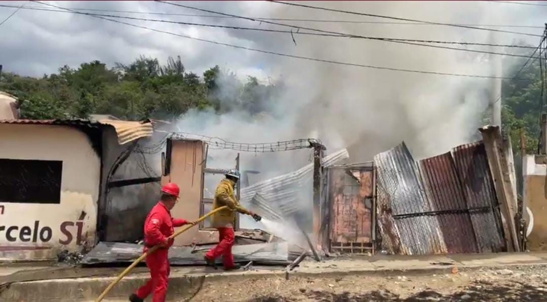 ¡Otro incendio!: Fuego consume vivienda en  Poza Rica