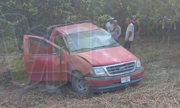 Accidente en Álamo deja un trabajador herido tras volcadura de camioneta