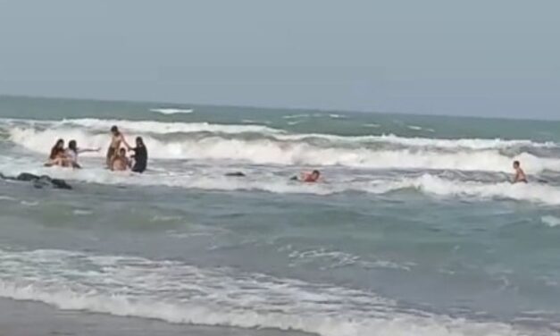 Tuxpan: Exitoso rescate de 5 turistas del estado de Tlaxcala que fueron arrastrados por el mar cuando nadaban cerca de escolleras