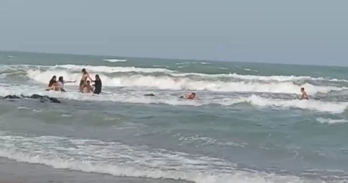 Tuxpan: Exitoso rescate de 5 turistas del estado de Tlaxcala que fueron arrastrados por el mar cuando nadaban cerca de escolleras