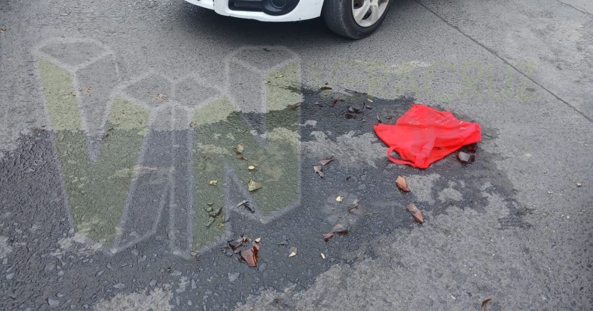Motociclista Ebrio Choca y Huye Abandonando su Moto y sus Caguamitas (1)