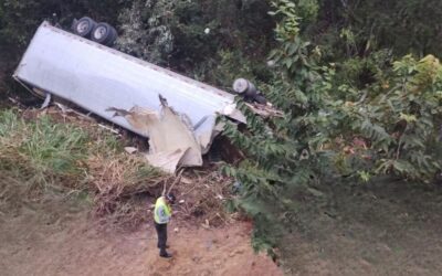 Accidente en la autopista Tuxpan- Tampico: Tráiler cargado de mangos cae por un barranco