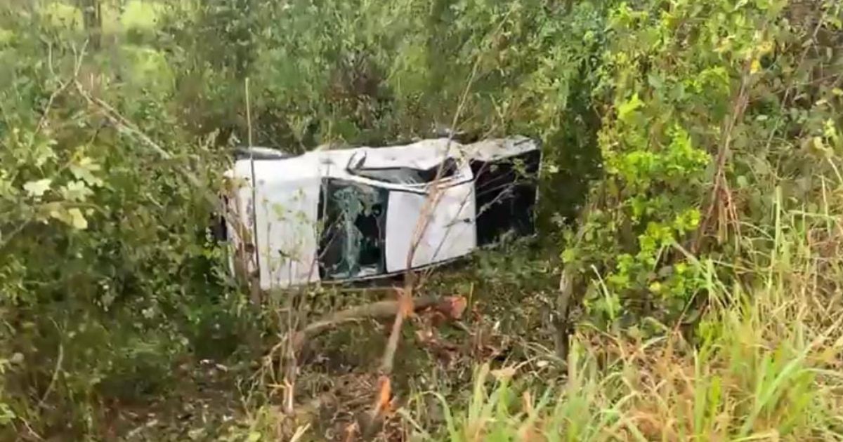 Camioneta vuelca y se cae a un barranco en el tramo San Sebastián-Tepetzintla