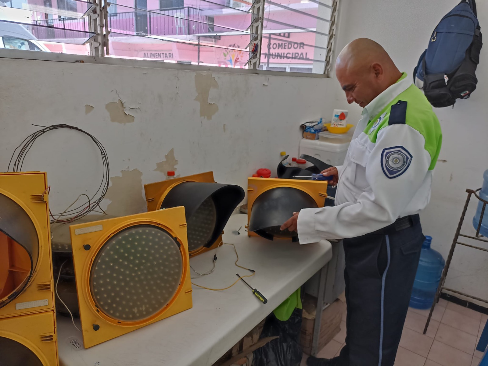 ¡Reparaciones en curso! El semáforo de Naranjos, Veracruz, en mantenimiento