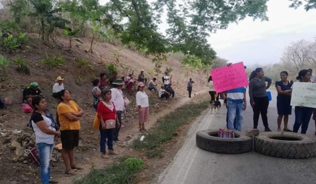 Habitantes de Tlacolula bloquean la carretera Tuxpan-Tantoyuca ¡Exigen inicio de obra!