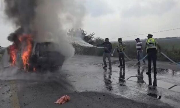 Pánuco: ¡Incendio! Se quemó camioneta de Trnasporte Público