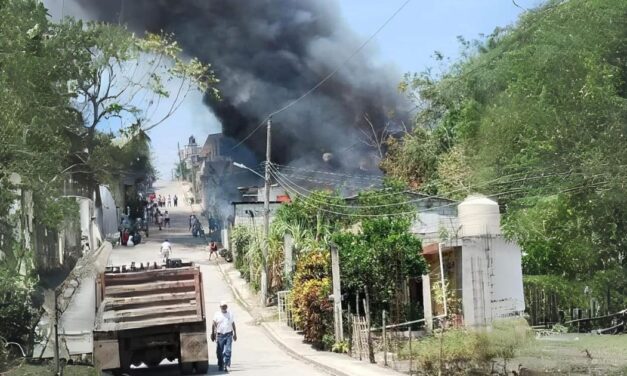 Tepetzintla: ¡Voraz incendio consume casa!