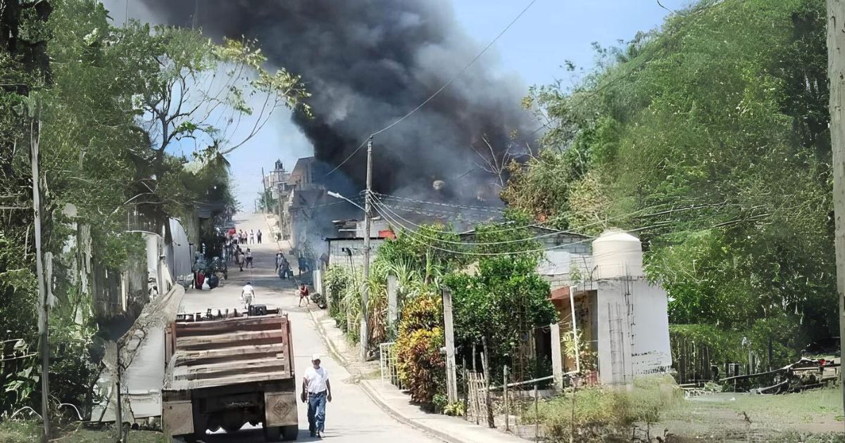 Tepetzintla: ¡Voraz incendio consume casa!