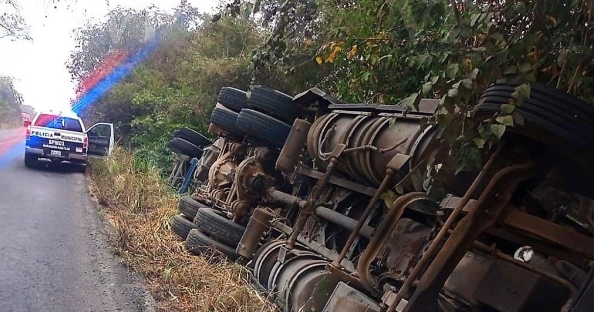 Vuelca tráiler cervecero sobre la carretera Tuxpan- Naranjos