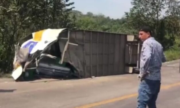 Choque: Camión de Coppel vs trailer de Soriana termina en volcadura sobre la Álamo-Tihuatlán
