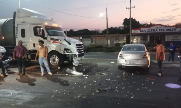 Colisionan camioneta y tráiler en la entrada de Tampico Alto