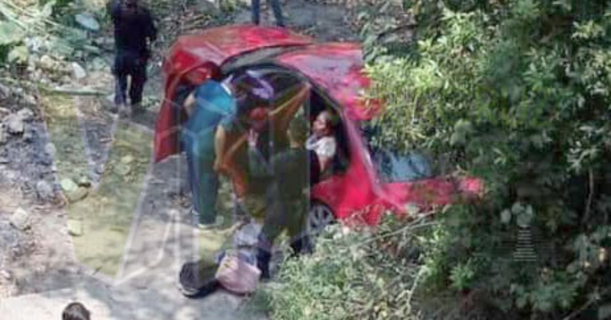 Coche se cae de un puente en Castillo de Teayo (1)