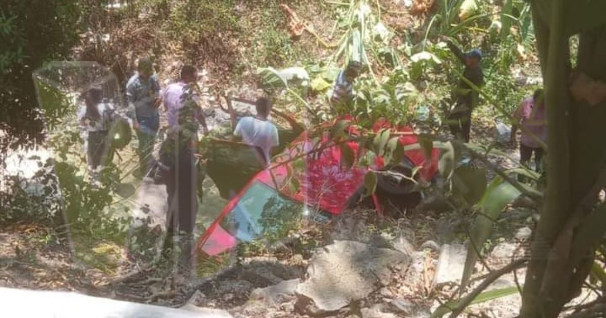 Coche se cae de un puente en Castillo de Teayo (2)