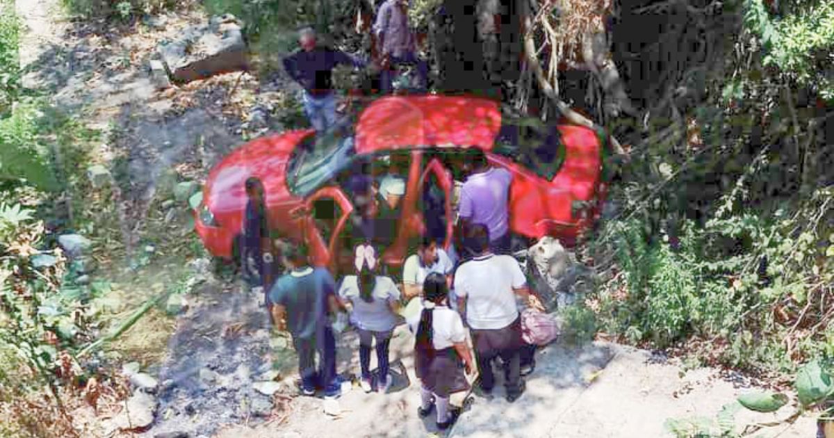 Coche se cae de un puente en Castillo de Teayo