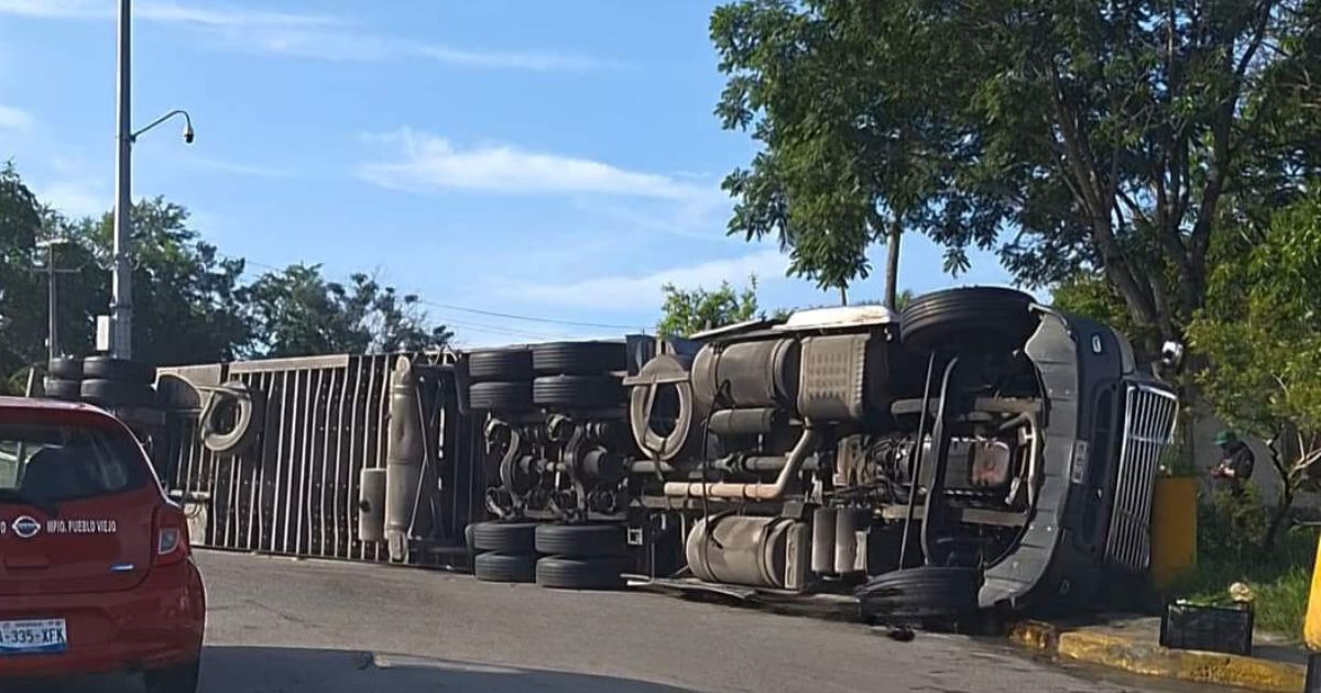 CAMION VOLTEADO ENPÁNUCO