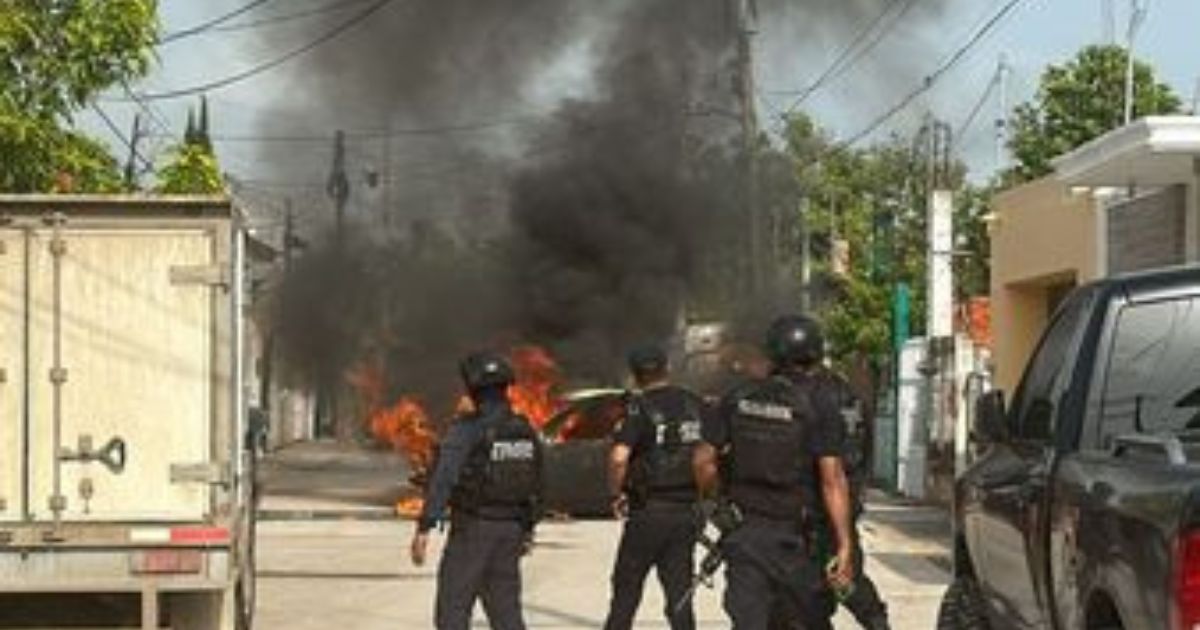 Incendio consume automóvil en Pánuco