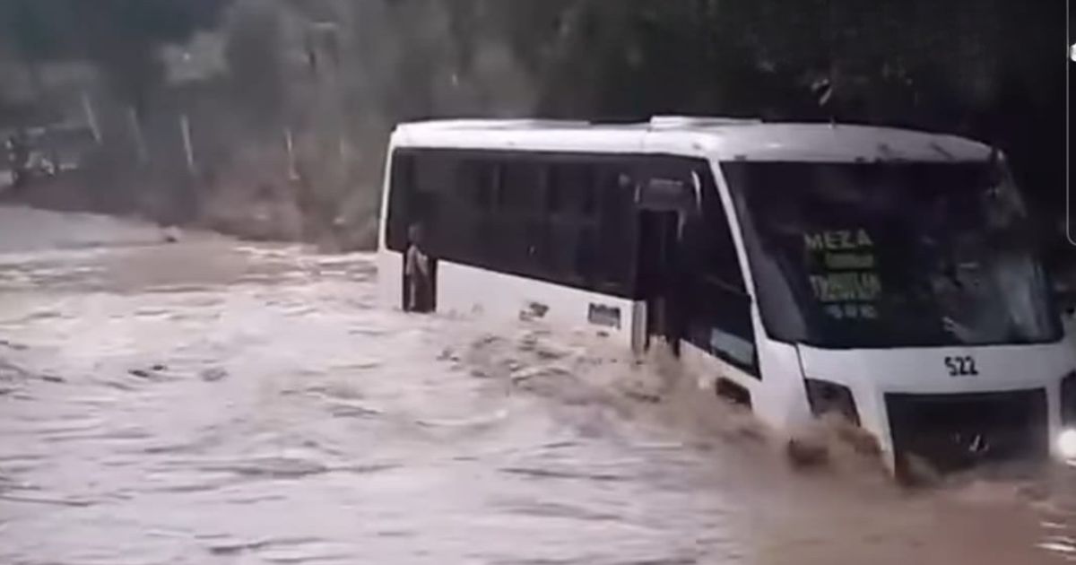 Autobús queda atrapado por la crecida de un arroyo en Castillo de Teayo