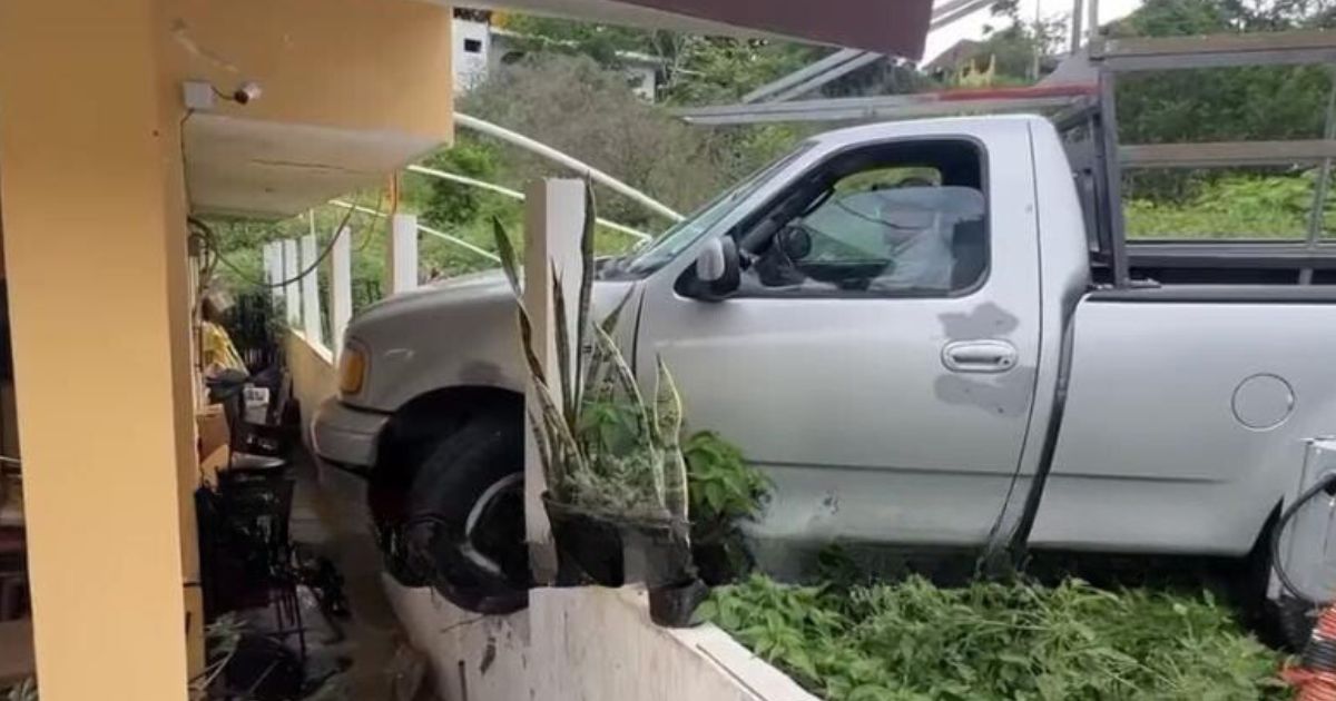 Tantoyuca: Camioneta sufre falla mecánica y se estrella contra una cerca 