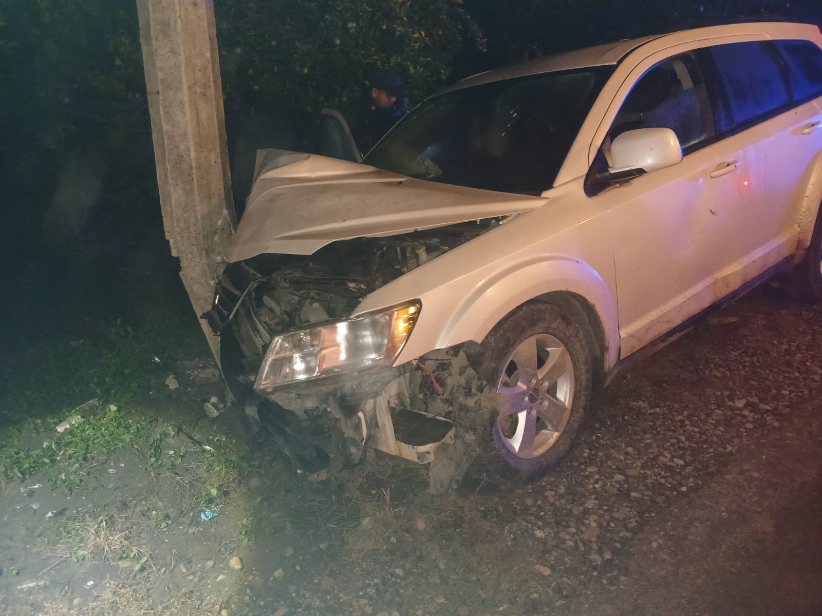 Álamo: Se le atravesó un poste: Camioneta quedó pa’l fierro viejo